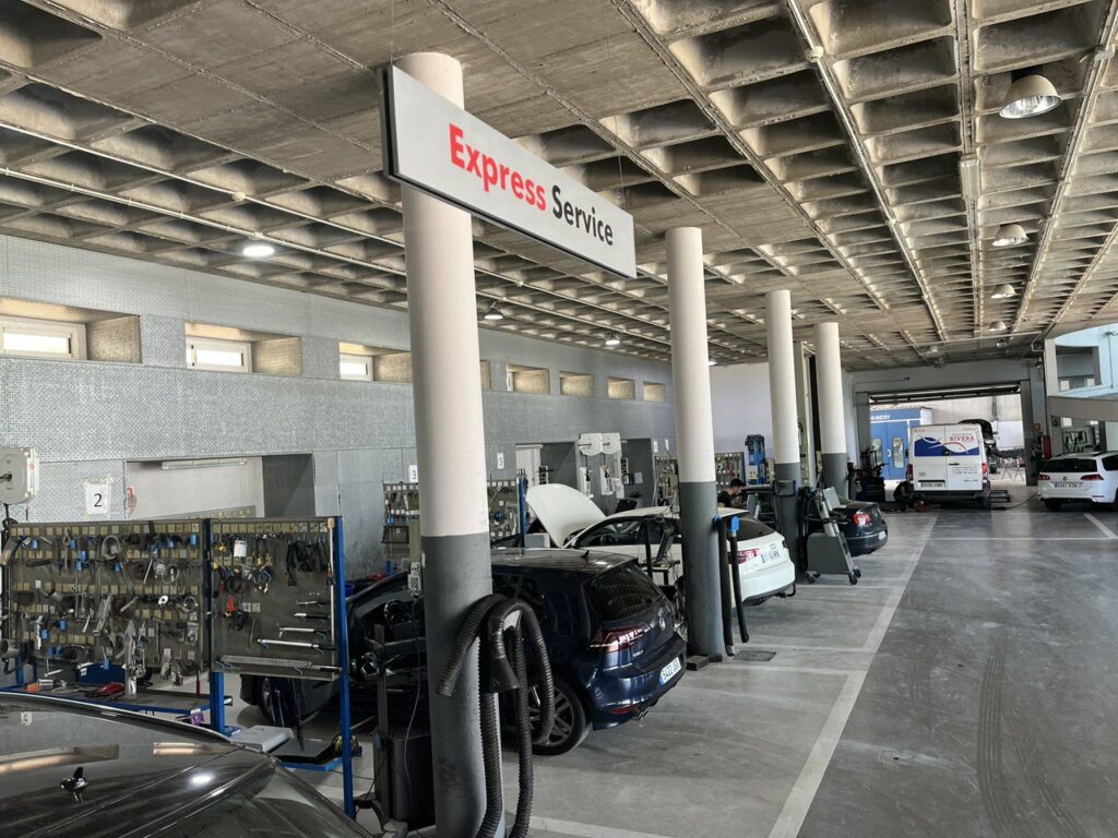 Interior del taller oficial Cofenauto Volkswagen Audi Škoda en San Javier Murcia